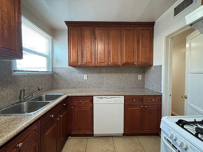 625-633 1/2 W Glenoaks Blvd — Photo 11