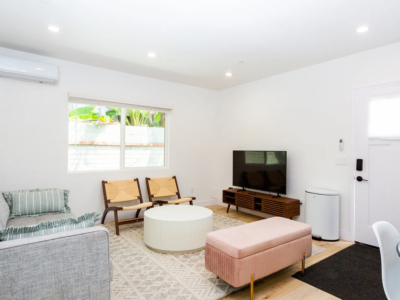 2619 W Norwood Pl — Photo 2