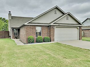 1402 Chitwood St, Pea Ridge, AR 72751