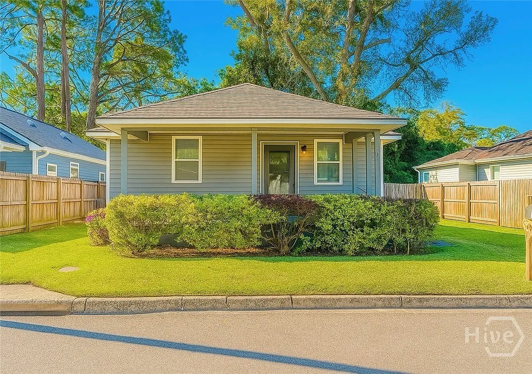 3 bed, 2.0 bath, 1375 sqft, $2,000 — Photo 1
