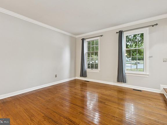 4th image of 33 New Bedford Ct