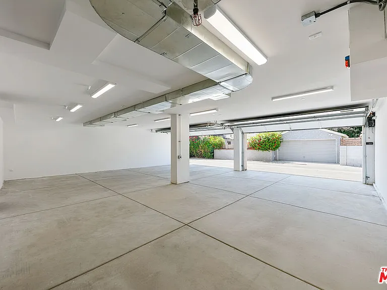 10842 Victory Blvd #201 — Photo 32
