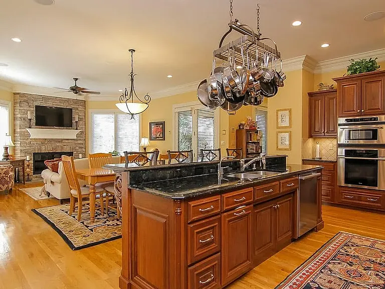 13204 Longwood Ln — Photo 41