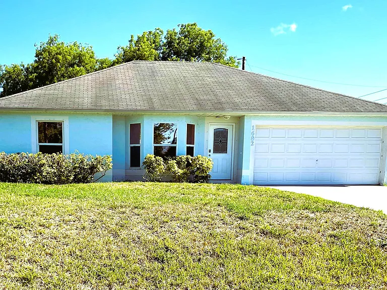 1682 SW Glacador Ave — Photo 1