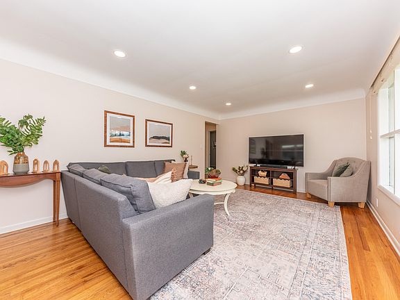 5th image of 814 Carbeck Dr
