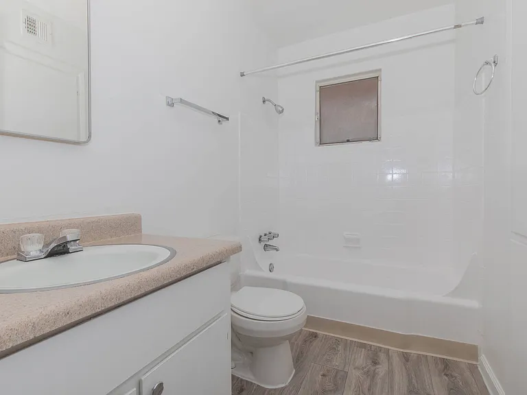 Country Club Apartments — Photo 15