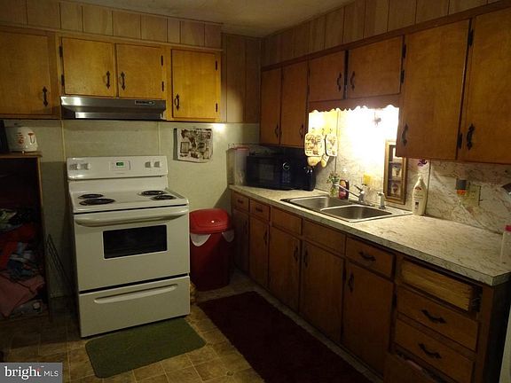 5th image of 425 Guilford St