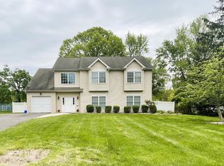 7 Beryl Ct, Kendall Park, NJ 08824