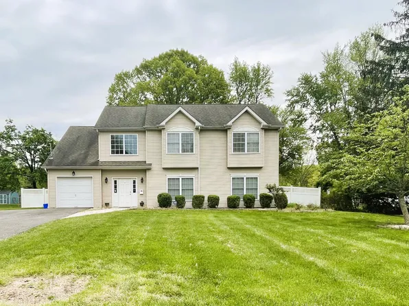 7 Beryl Ct, Kendall Park, NJ 08824