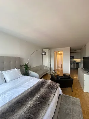 Rented by Fischer Group Realty, LLC | media 8