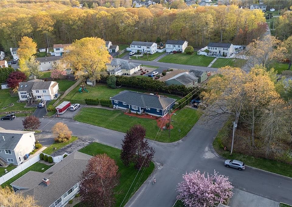 1st image of 62 Canonchet Trl