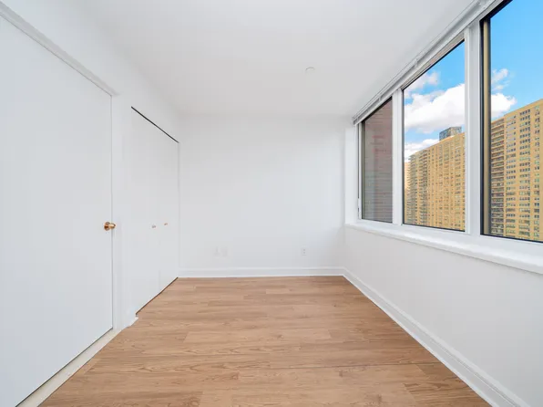 140 Riverside Boulevard image 5 of 22