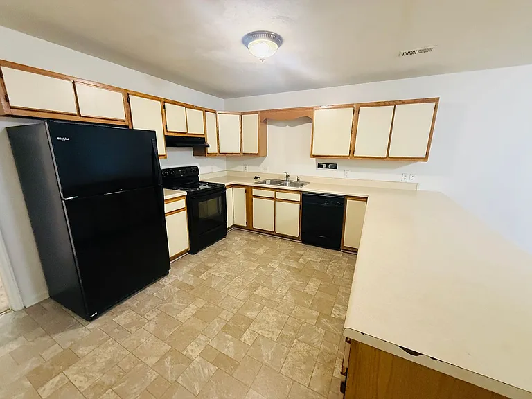 882 Patrick Henry Dr — Photo 5