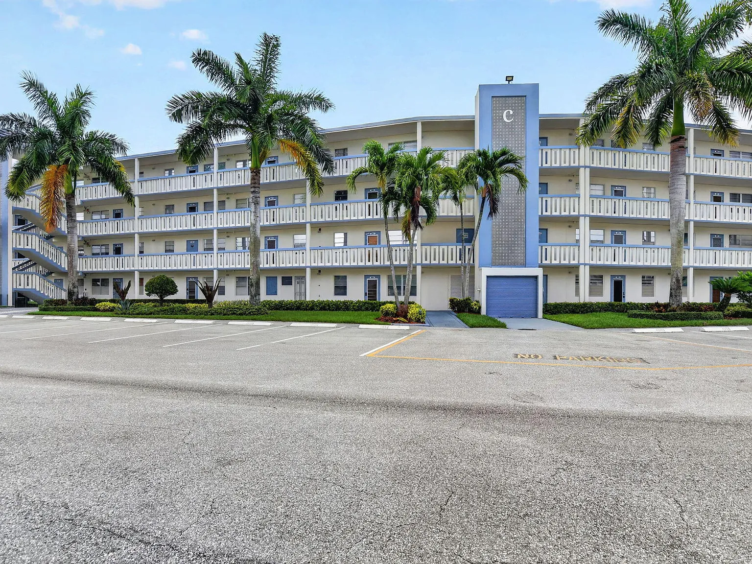 2 bed, 2.0 bath, 916 sqft, $2,299 — Photo 2