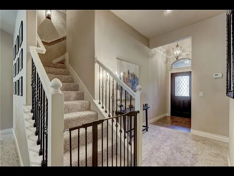 3720 Oakridge Cir — Photo 3