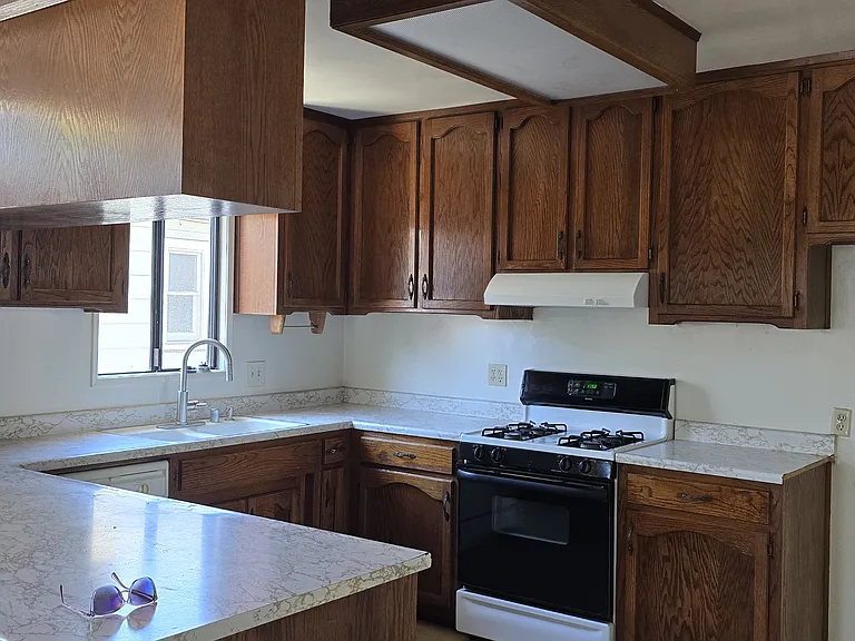 1612 Oak St — Photo 2
