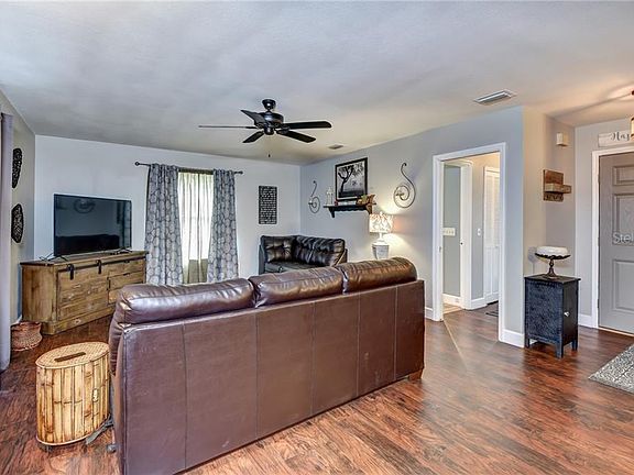 3rd image of 1198 Balfour Dr