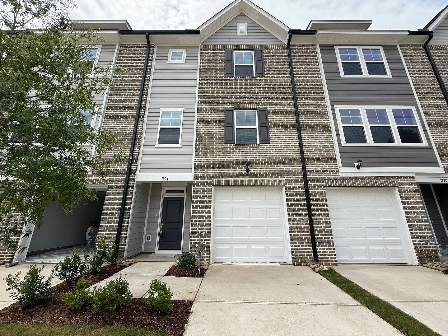 Stunning Newly Built 3BD, 3.5BA Fuquay Varina Townhome Near Shopping and Dining — Photo 1