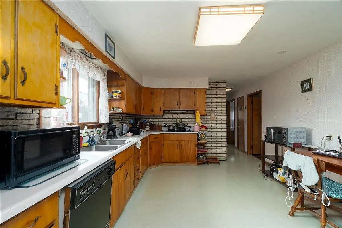 3 bed, 3184 sqft, $2,450 — Photo 4