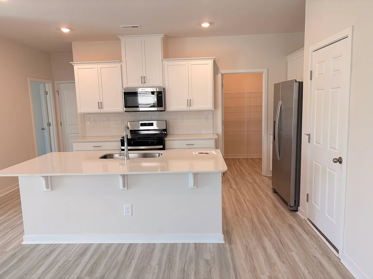 5 bed, 3.5 bath, 2368 sqft, $2,690 — Photo 2