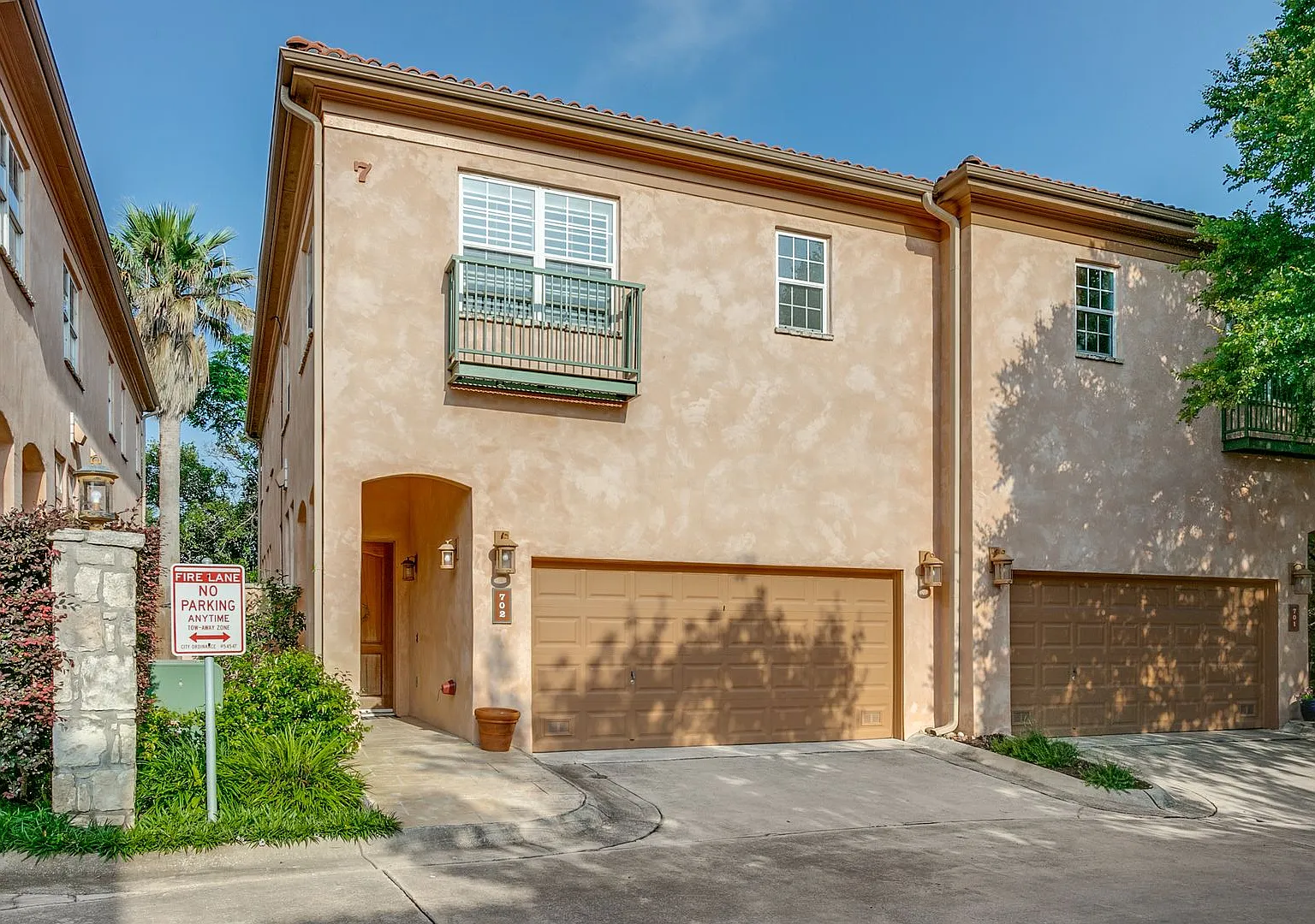 Luxury 3-Bedroom Townhome In Alamo Heights — Photo 2