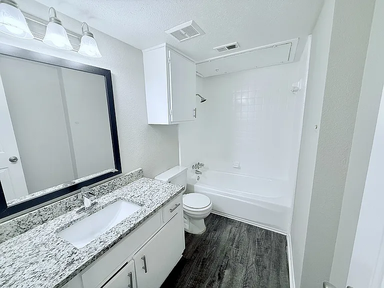 B3 - 2BD, 1.5BA - 1250SF - Upstairs Bathroom
