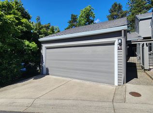37 Greenridge Ct #TOWNHOUSE, Lake Oswego, OR 97035