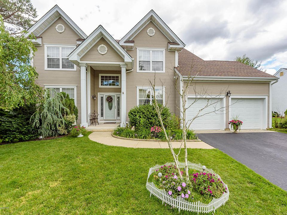 1st image of 6 Crown Cir