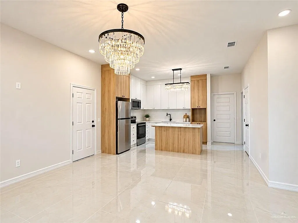 3 bed, 2.0 bath, 2200 sqft, $1,400 — Photo 2