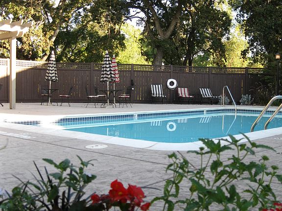 This little pool, heated by the sun, and the padded furnishing available as a Courtesy between may and October. Such a great place to cool off, sunbath, or read a good book!