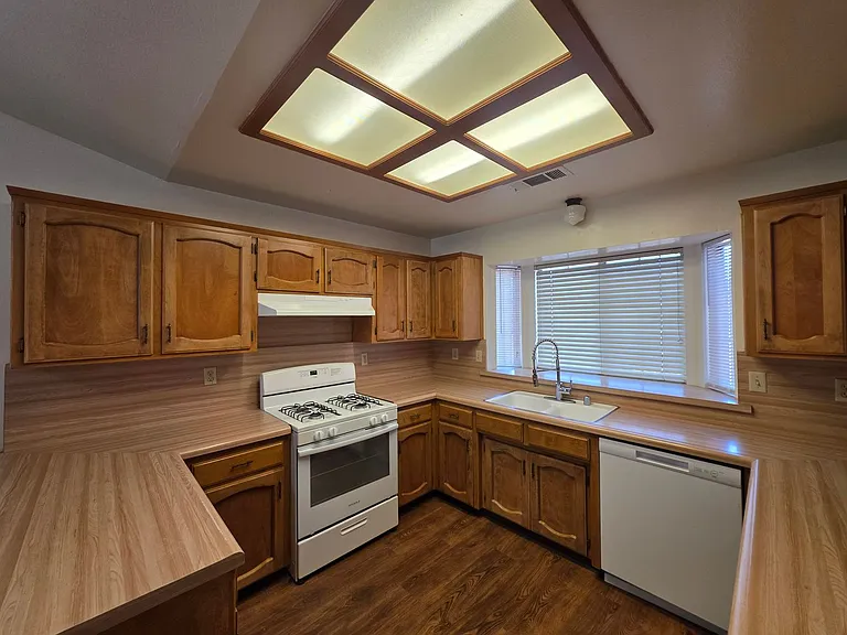 1846 N Selina Ct — Photo 4