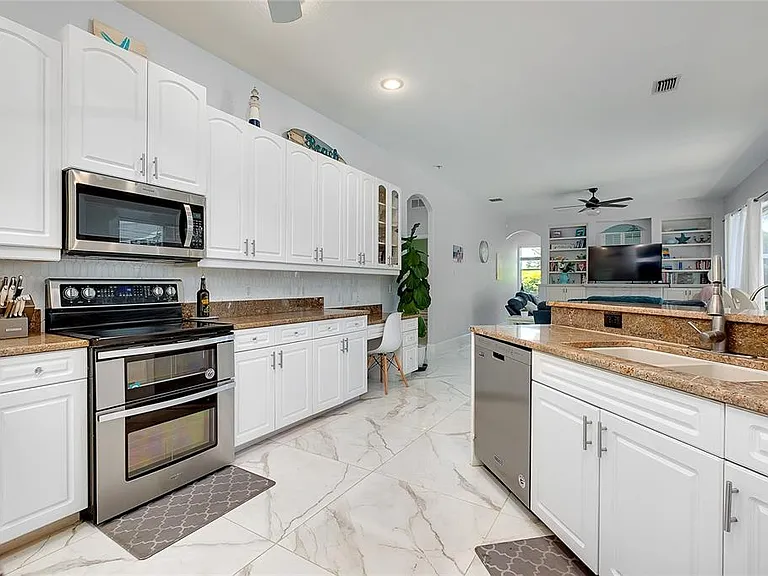 360 Cedarbrook Ct — Photo 5