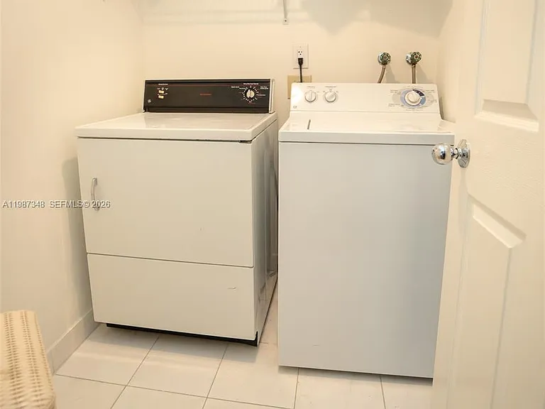 3530 Mystic Pointe Dr #1401 — Photo 39