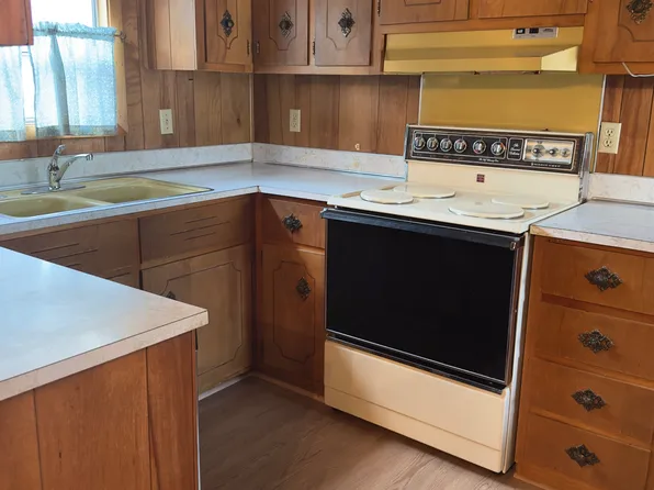 4449 Beach Dr E Trailer 10, Port Orchard, WA 98366