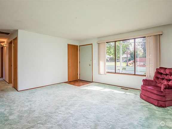 4th image of 2125 Elm Street SE