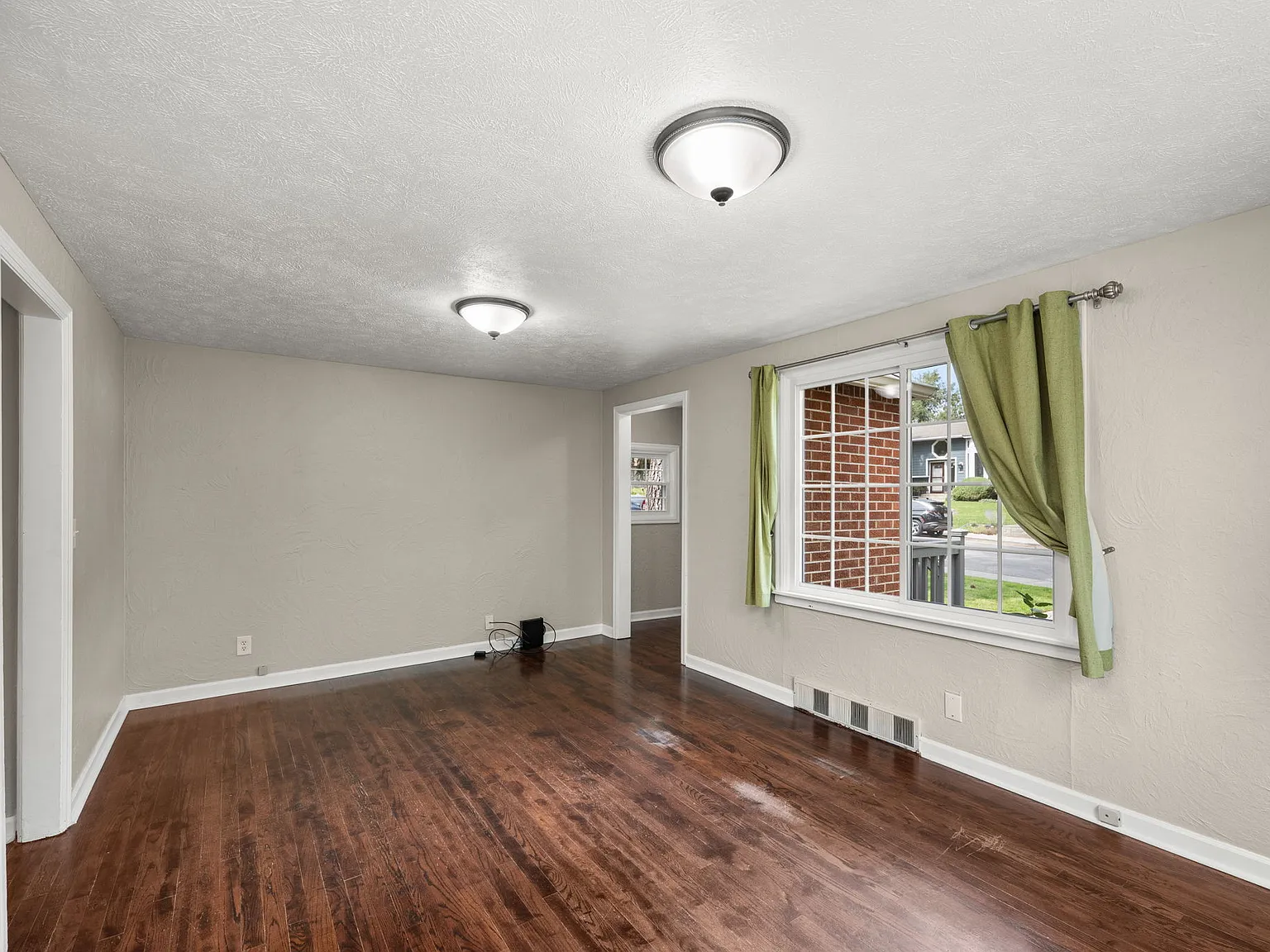 3 bed, 1742 sqft, $2,300 — Photo 4