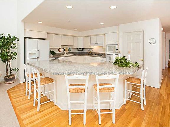 3rd image of 929 Northwood Blvd Unit 140