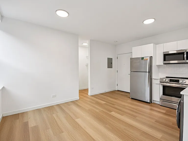 1650 W. Roscoe St. — Photo 18