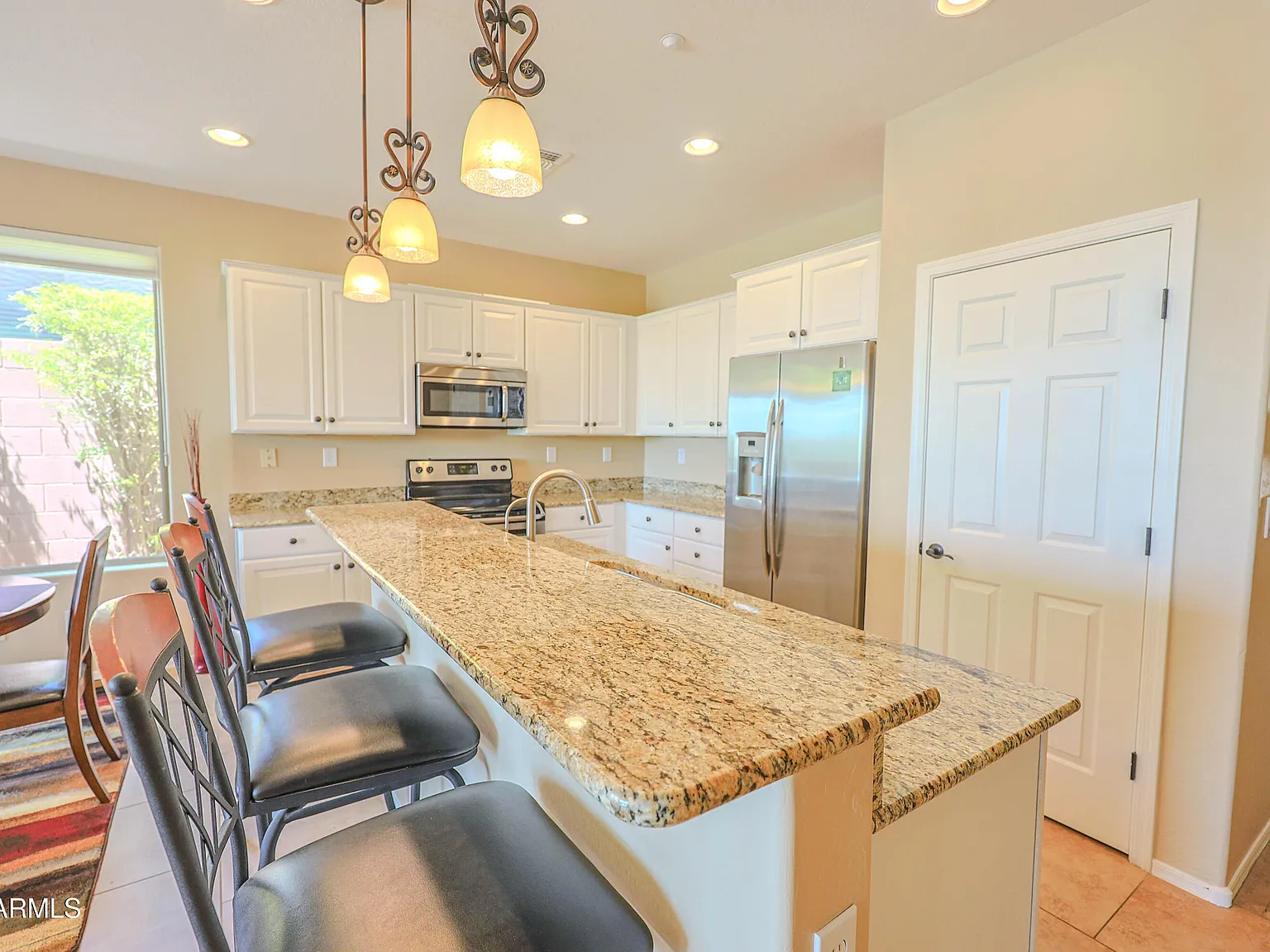 3 bed, 2.0 bath, 2082 sqft, $3,000 — Photo 3