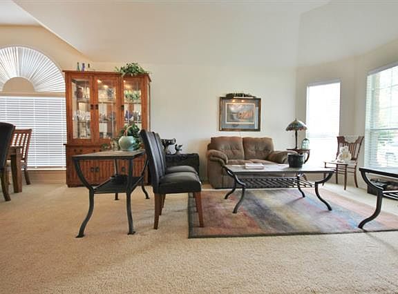 5th image of 748 Monterey Dr