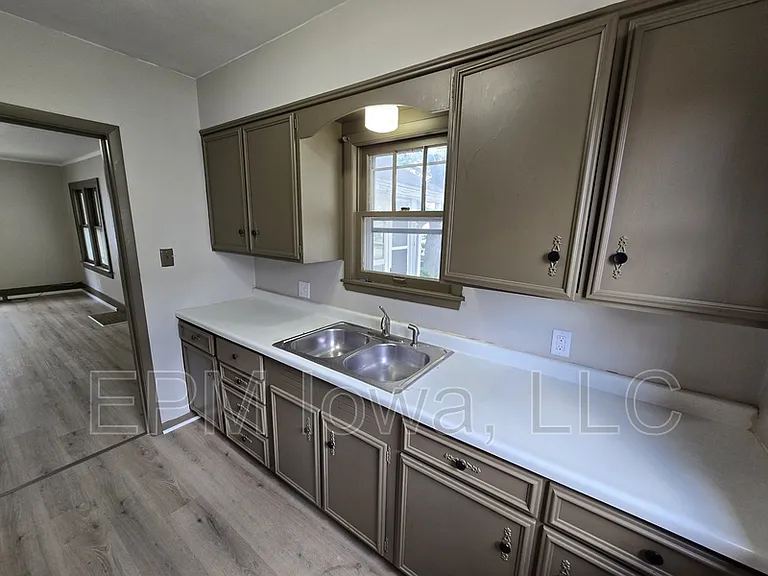 947 Newton St — Photo 7