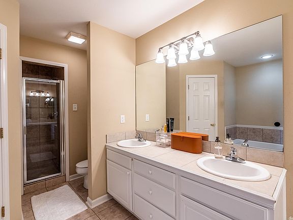 5th image of 14112 Chesterfield Cir