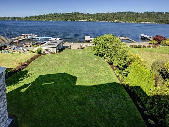 3rd image of 3026 W Lake Sammamish Pkwy NE