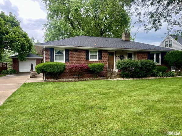 216 E Edgewood St, Morton, IL 61550