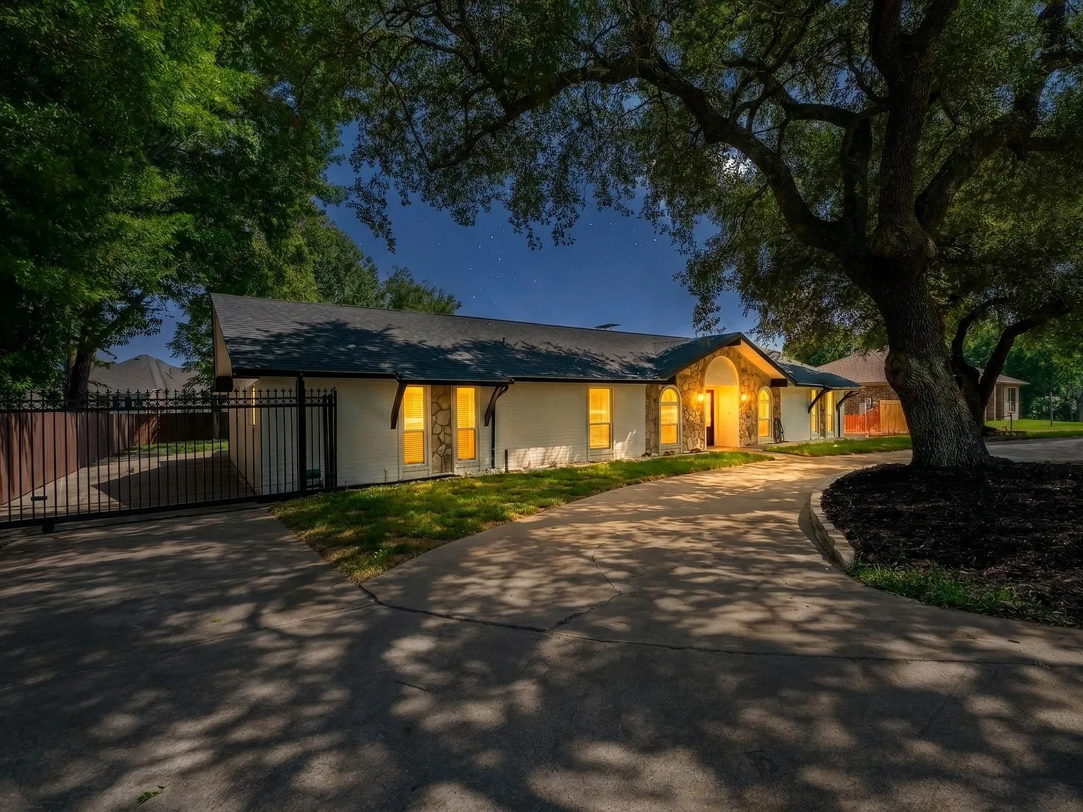 5 bed, 2417 sqft, $3,700 — Photo 3
