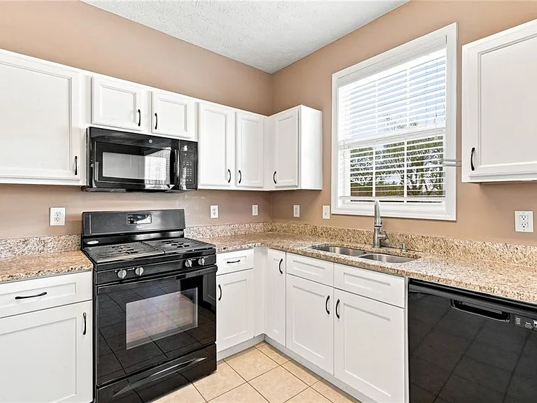 3063 Kentmere Dr — Photo 10