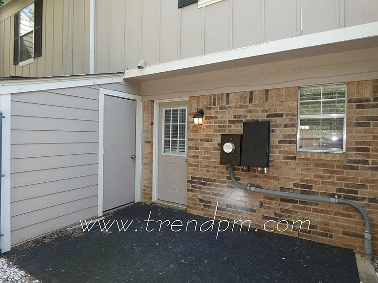 121 Surrey Ln — Photo 11