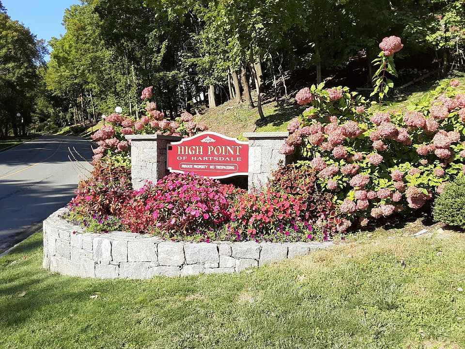 private entrance with gatehouse security