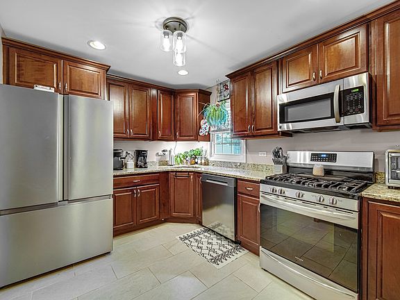 5th image of 14956 Hale Dr