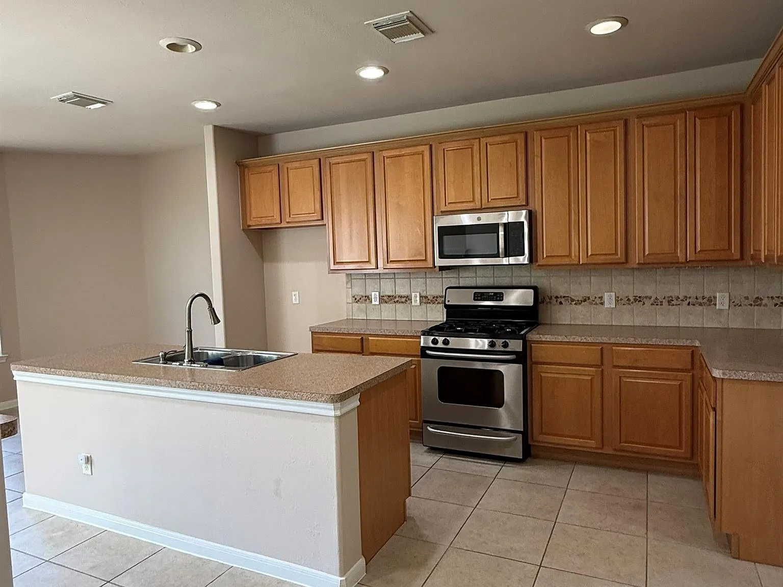 4 bed, 2.5 bath, 2371 sqft, $2,800 — Photo 4